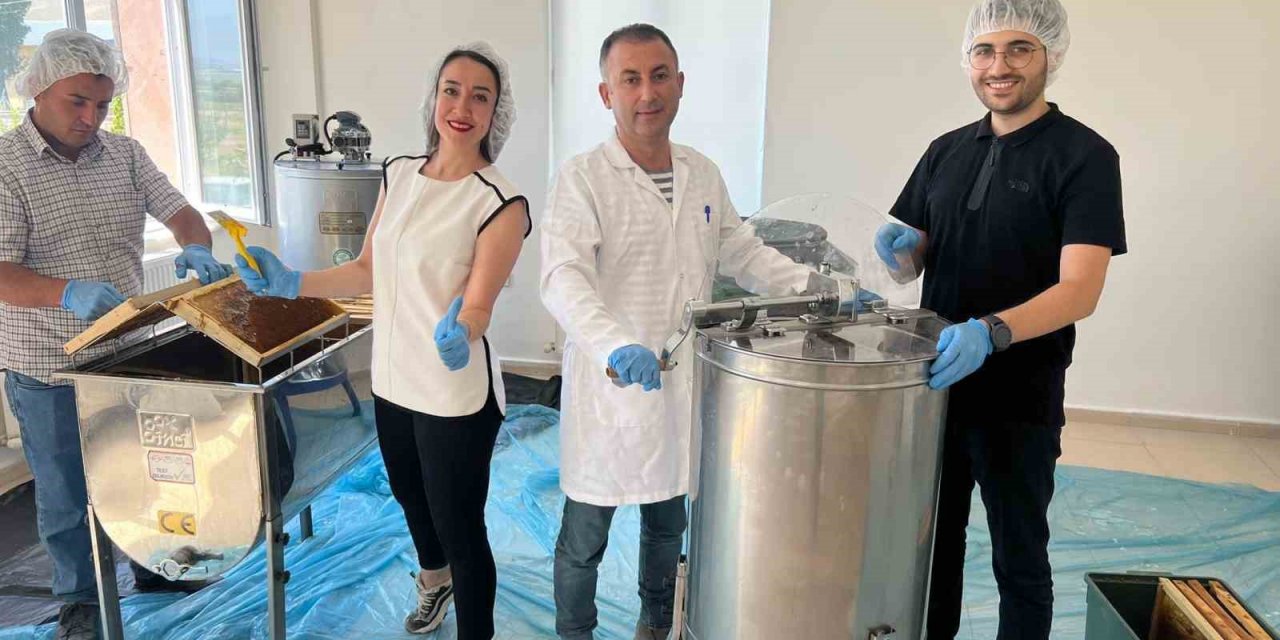 KAYÜ Yeşilhisar Meslek Yüksekokulunda Bal Hasadı Yapıldı
