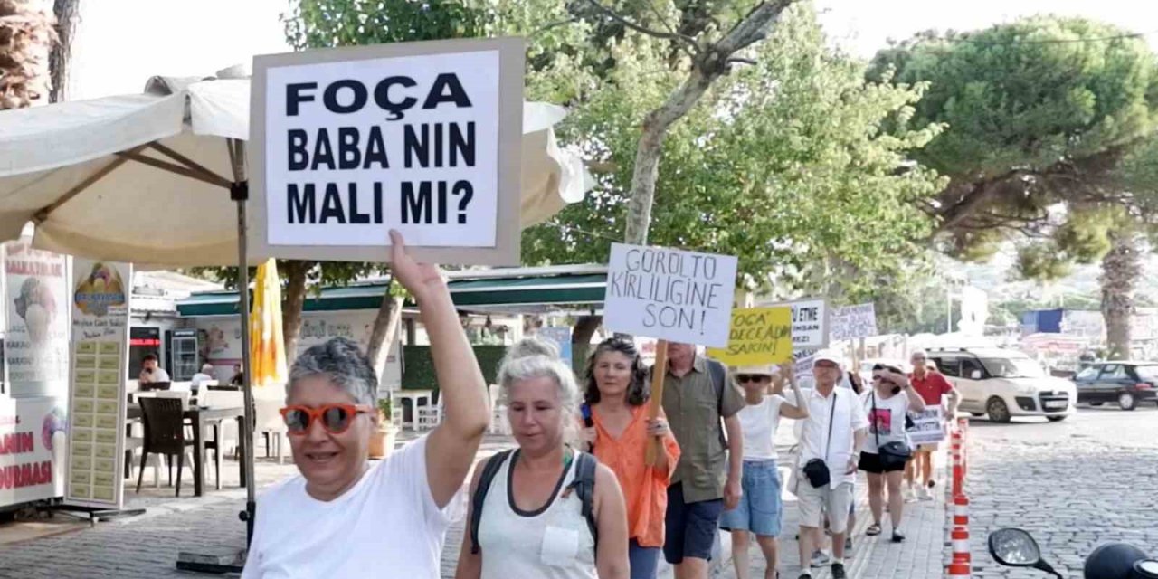 Foça’da deniz ve kıyı kirliliği protestosu