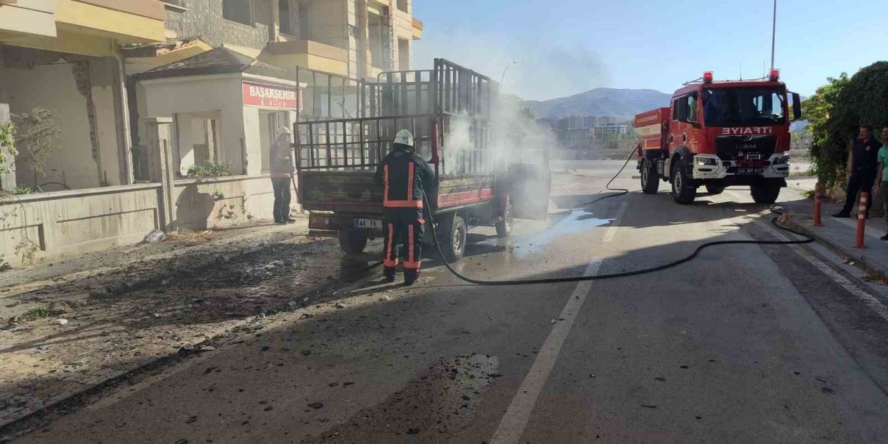 Kasasında yangın çıkan kamyonet korkuttu