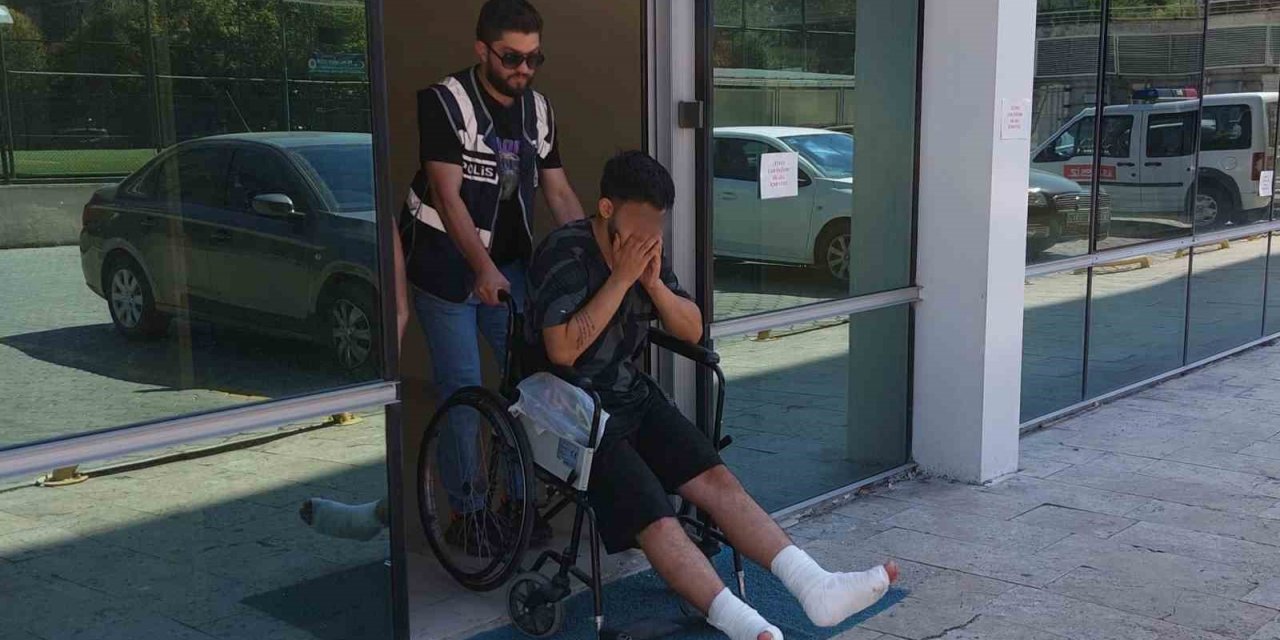 Uyuşturucu şüphelisi polisten kaçarken ayakları kırıldı, tekerlekli sandalye ile cezaevine gönderildi