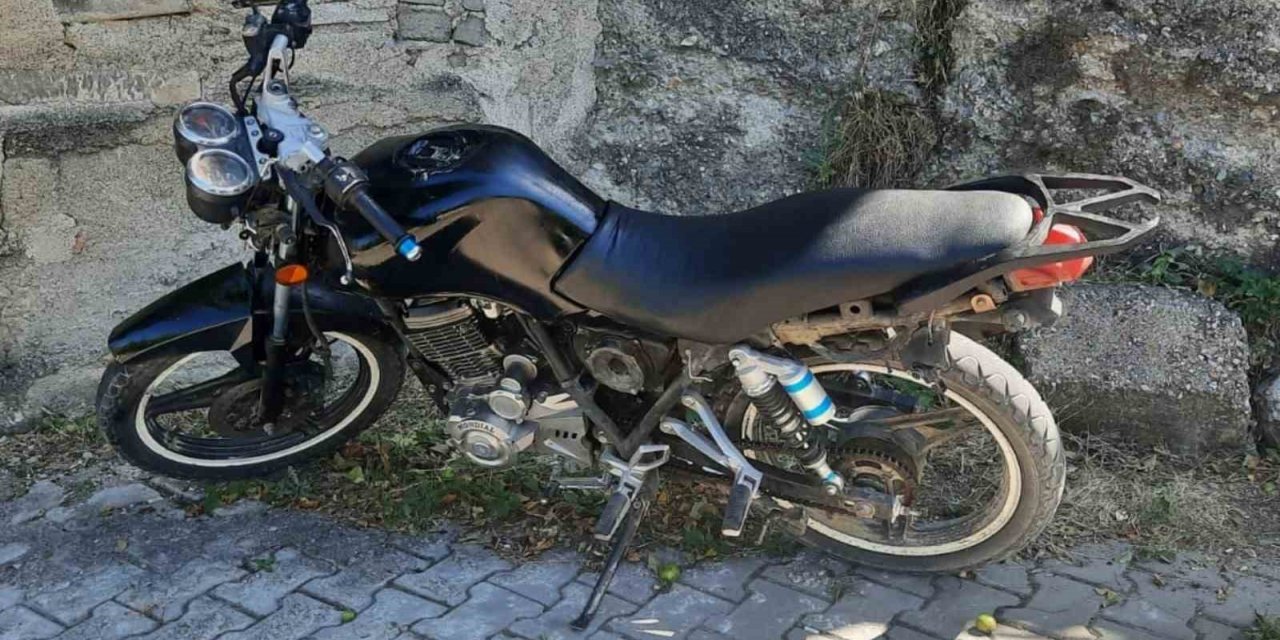 Motosikletlere dadanan 2 çocuk yakalandı