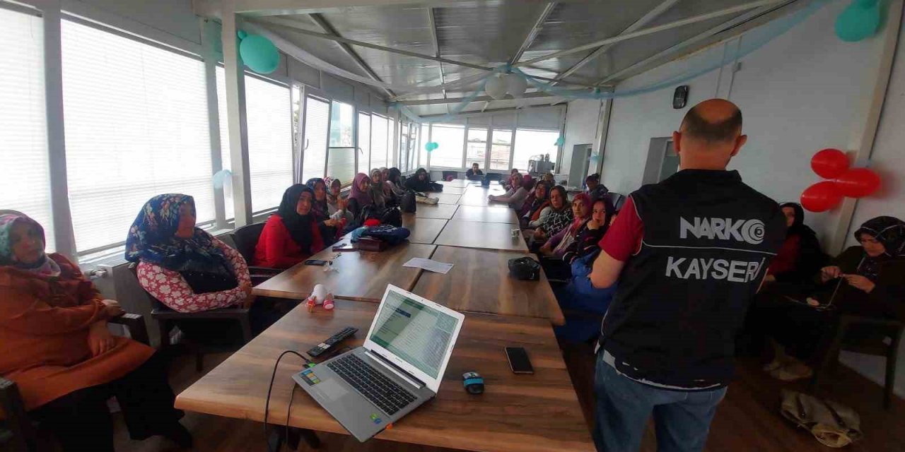 Polis bir yandan tacirlere geçit vermiyor, bir yandan da halkı bilgilendiriyor