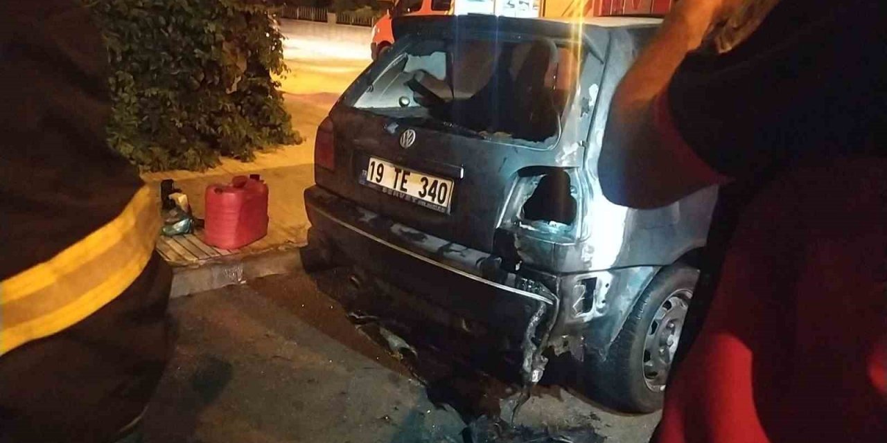 Çorum’da park halindeki otomobil yandı