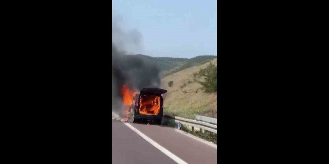 Hafif ticari araç otobanda alev alev yandı