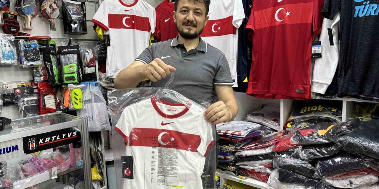 Bileti olan forma almaya koşuyor