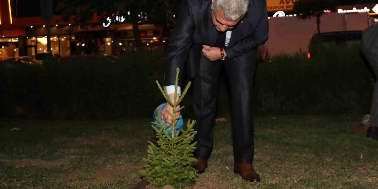 Hediye edilen fidanı valilik bahçesine dikti