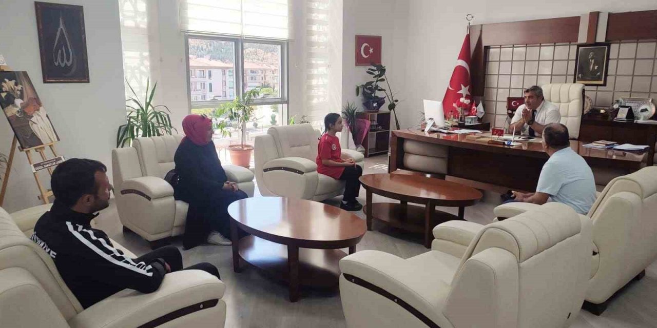 Milli Takım sporcusu Yılmaz’dan Müdür Sünnetci’ye ziyaret