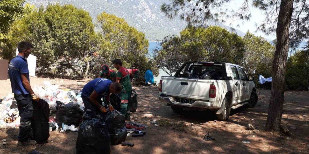 Menteşe’de ekipler Akbük Koyu’nda 2 ton çöp topladı