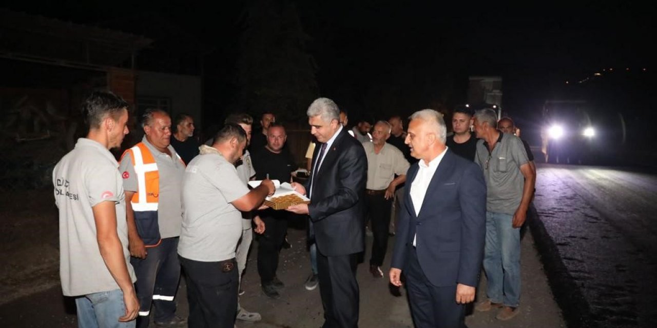 Asfaltlama gece gündüz devam ediyor