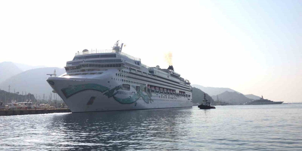 Dev yolcu gemisi Marmaris Limanı’na demir attı