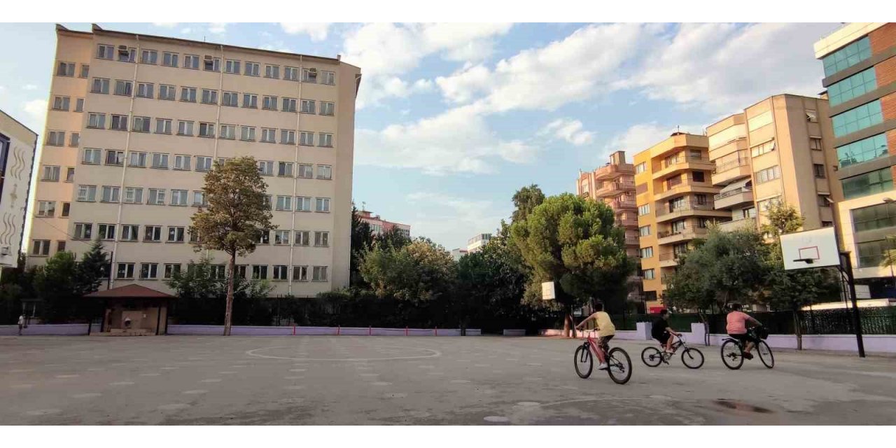 3 yıl önce boşaltılan müdürlük binası veliler ve mahalliyi tedirgin ediyor