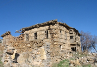 Hadim'de tarihi konak yıkılmaya terk edildi