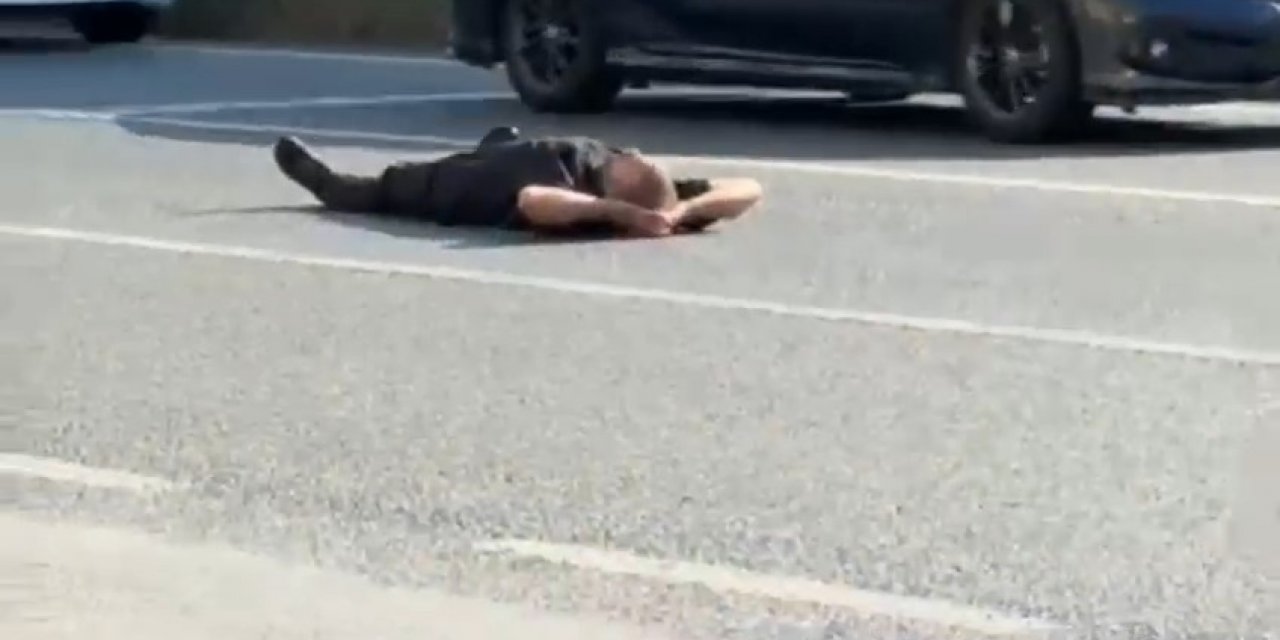 Bursa’da bir adam yüzlerce aracın geçtiği karayoluna boylu boyunca uzandı