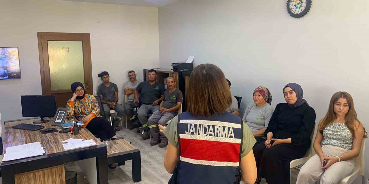 Jandarma ekipleri vatandaşları bilgilendirmeye devam ediyor