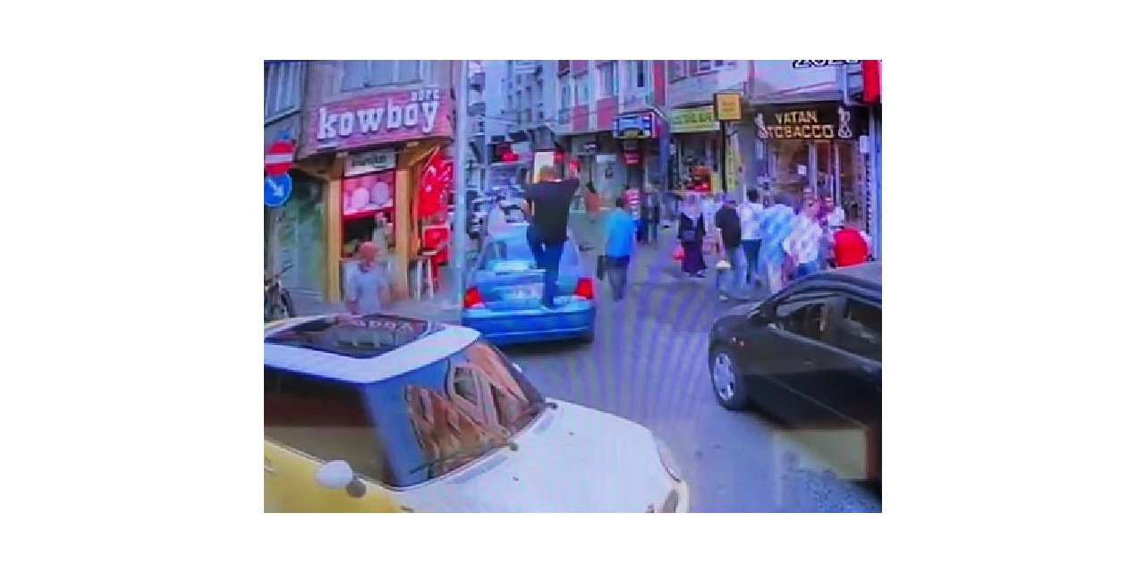 Kavga ettiği şahsın otomobilini yumruklayıp, üzerinde zıpladı