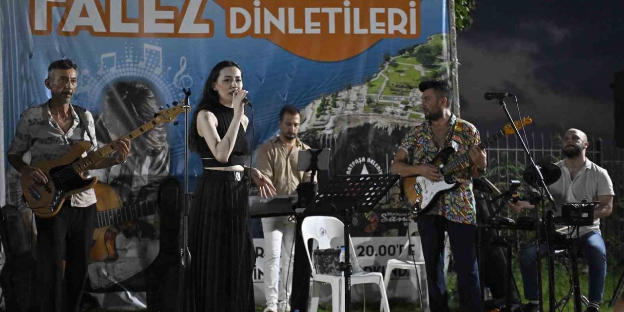 Falezlerde müzik ziyafeti devam ediyor