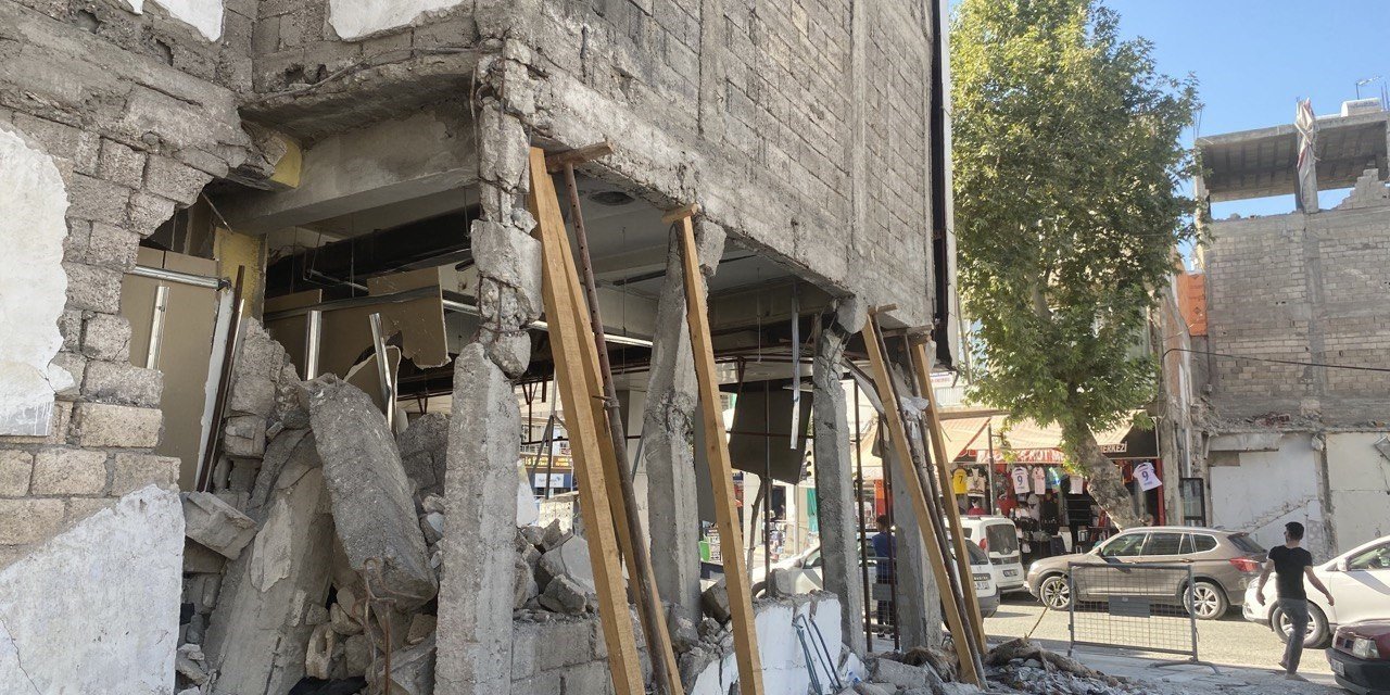 Kentin göbeğindeki yıkılmak üzere olan bina yürekleri ağza getiriyor