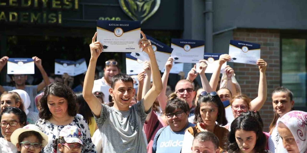 Engelsiz Yaşam Akademisinde karne sevinci