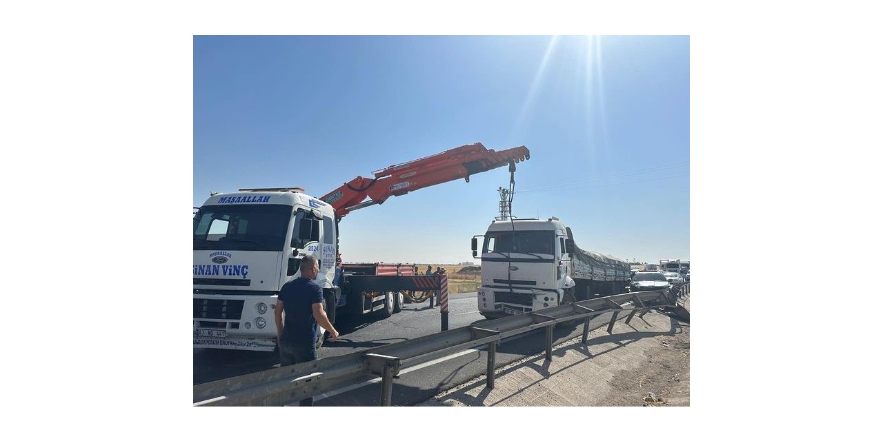 3’ü çocuk 6 kişinin bulunduğu araca tır çarptı