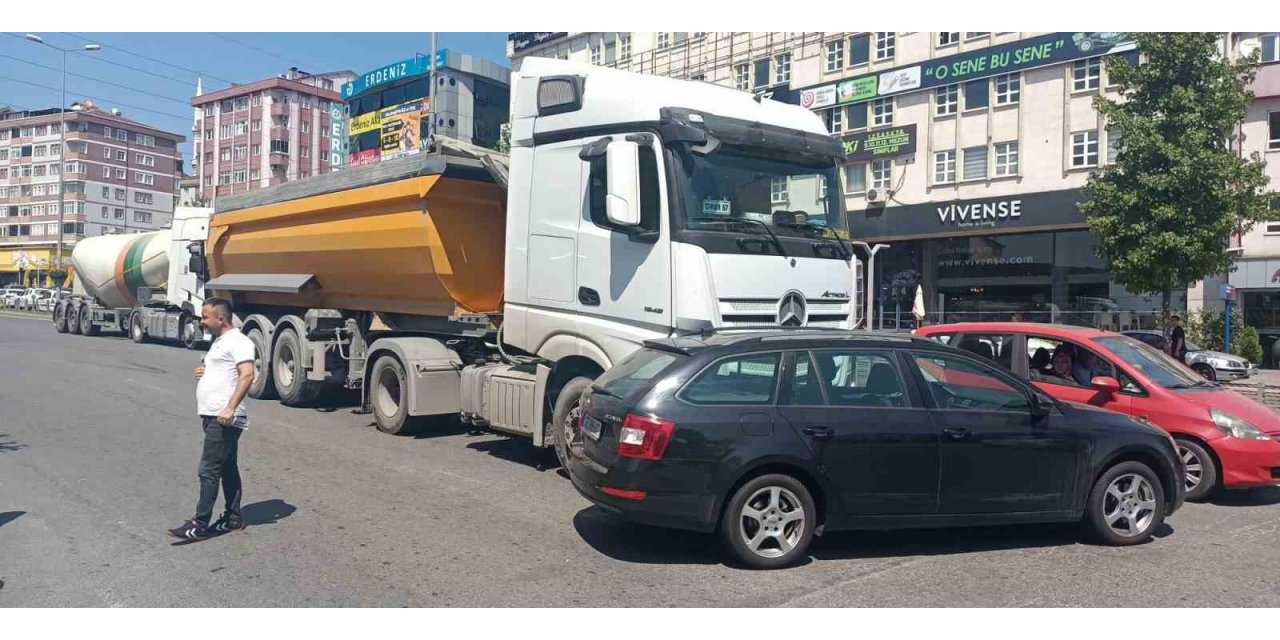 Tır, şerit değiştirmek isteyen otomobili metrelerce sürükledi