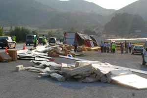 Ciple kamyon çarpıştı: 10 polis öldü