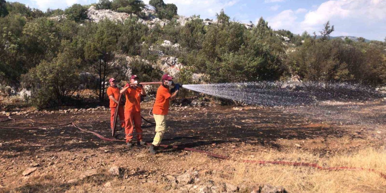 Antalya’da bozuk ormanlık alanda çıkan yangın söndürüldü
