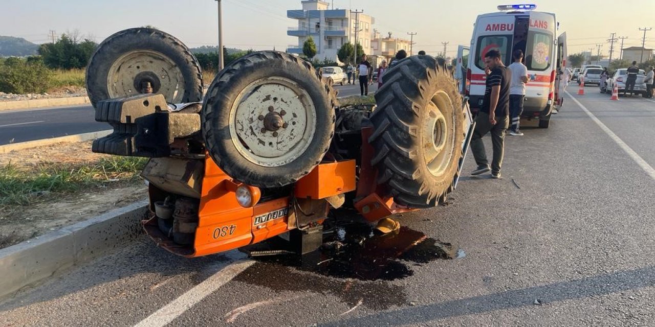 Antalya’da otomobil traktöre çarptı: 2 yaralı