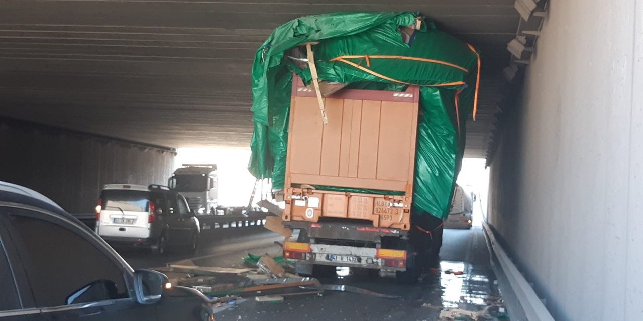 Alt geçide sıkışan tır beraberinde kazayı getirdi