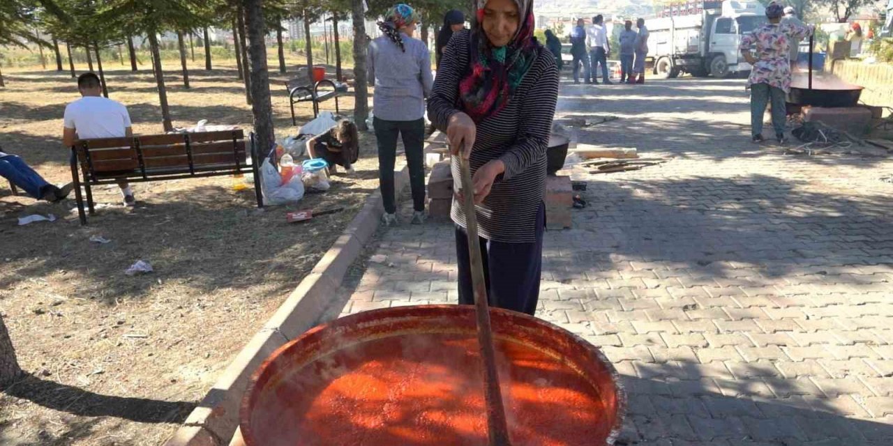 Melikgazi’de salça kaynatma günlerine yoğun ilgi