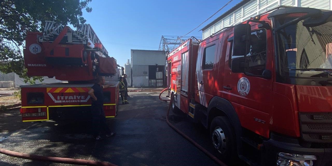 Gebze’de boya fabrikasının deposunda çıkan yangın söndürüldü