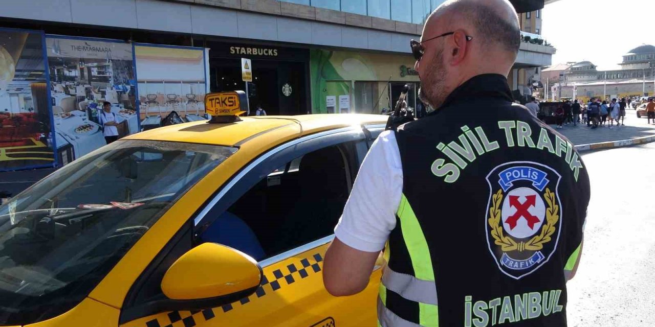 Taksim’de ticari taksi denetimi: Kemer takmayan şoförlere ceza yağdı