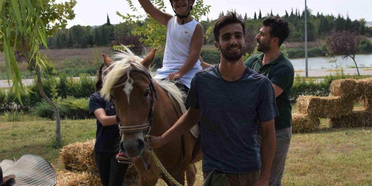 Balıkesir’de engeller atlı terapi ile aşılıyor