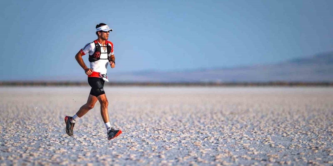 UMKE gönüllüsü Tuz Gölü’nde düzenlenen 160 kilometrelik koşuda birinci oldu