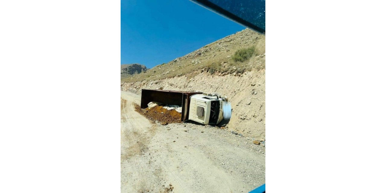 Freni patlayan maden yüklü kamyon devrildi: 1 yaralı