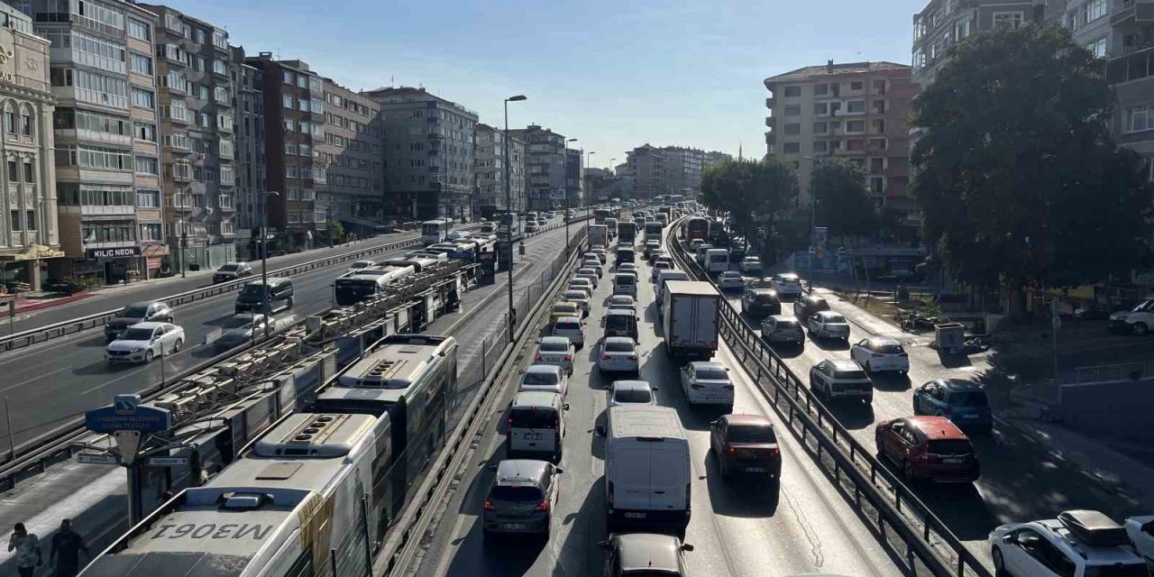 Avcılar E-5’te metrobüs yolu çalışması trafik çilesine döndü