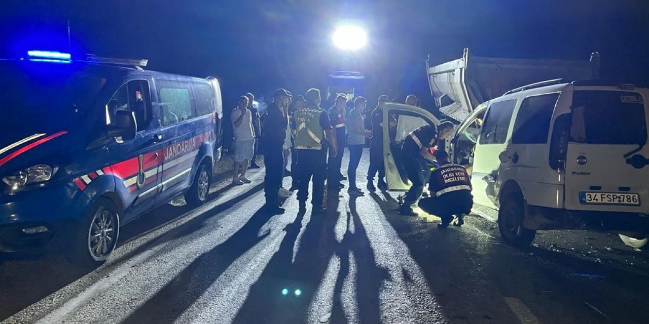 Silivri’de hafif ticari araç arıza yapan hafriyat kamyonuna çarptı: 1 ölü