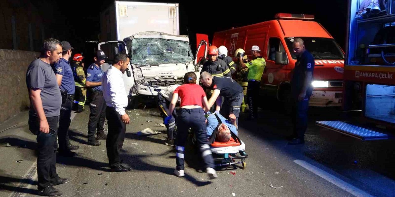 Kamyonette sıkışan sürücü itfaiye ekiplerince böyle kurtarıldı