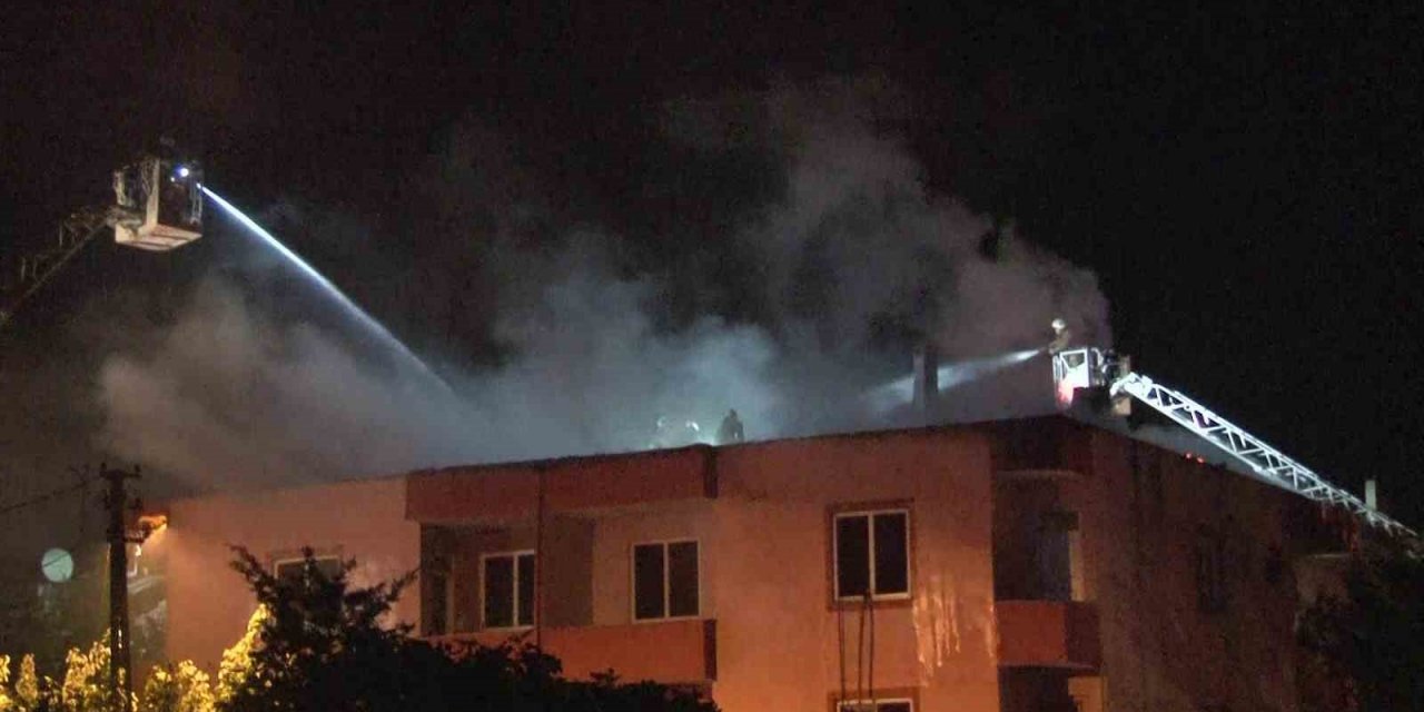 Sancaktepe’de metruk binanın çatısı alev alev yandı