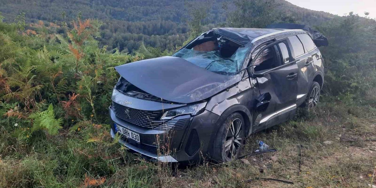 Ayancık’ta takla atan otomobildeki 3 kişi hafif yaralandı