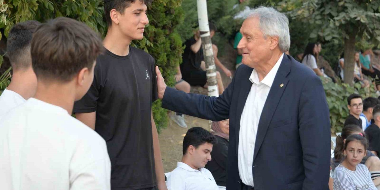 Başkan Bakkalcıoğlu sporsever gençlerin final heyecanına ortak oldu