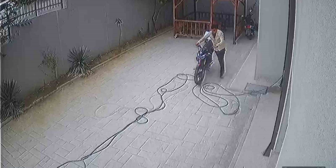 Şafak vakti motosiklet hırsızlığı kamerada
