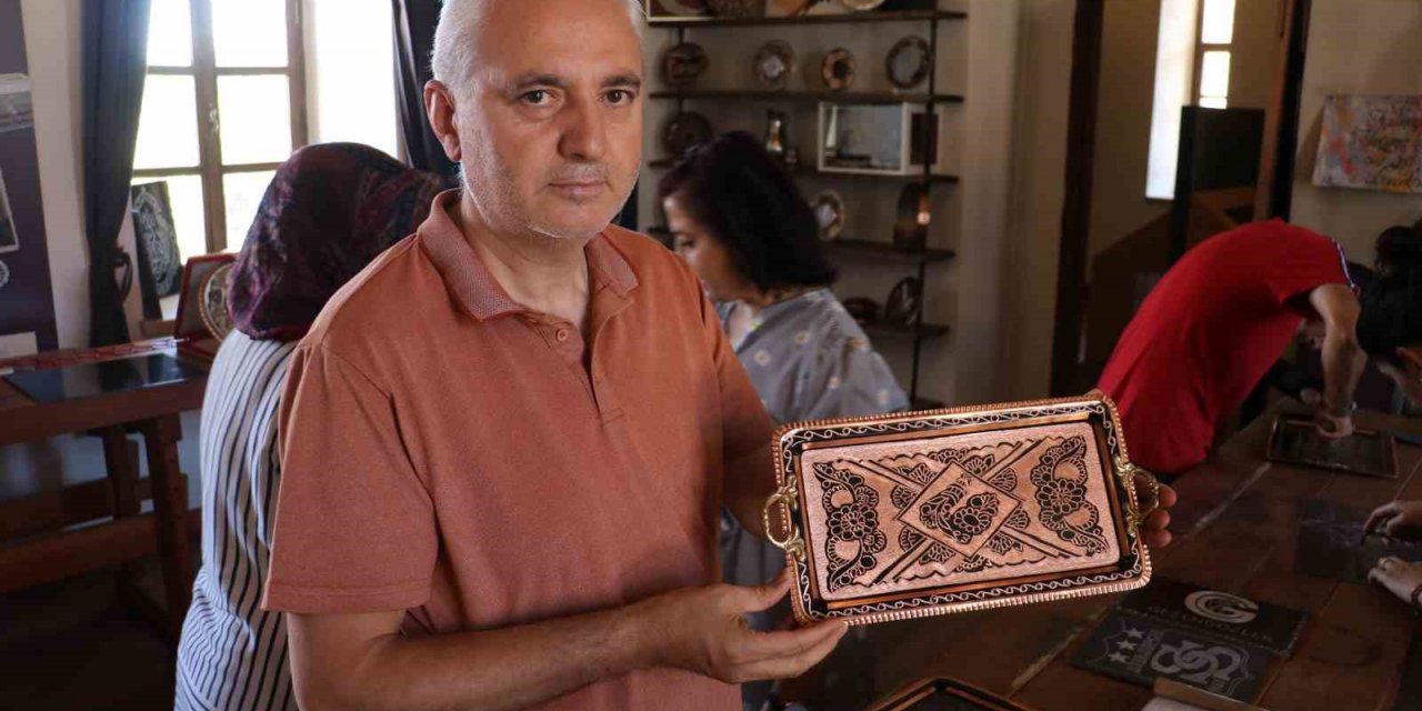 Çatı aralarında atalarından kalan hurda bakır, onların elinde sanata dönüştü