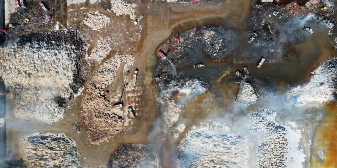 Tonlarca atık kağıdın kül olduğu fabrika havadan görüntülendi