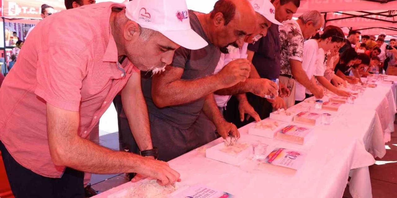 Pişmaniye yeme yarışması renkli görüntülere sahne oldu
