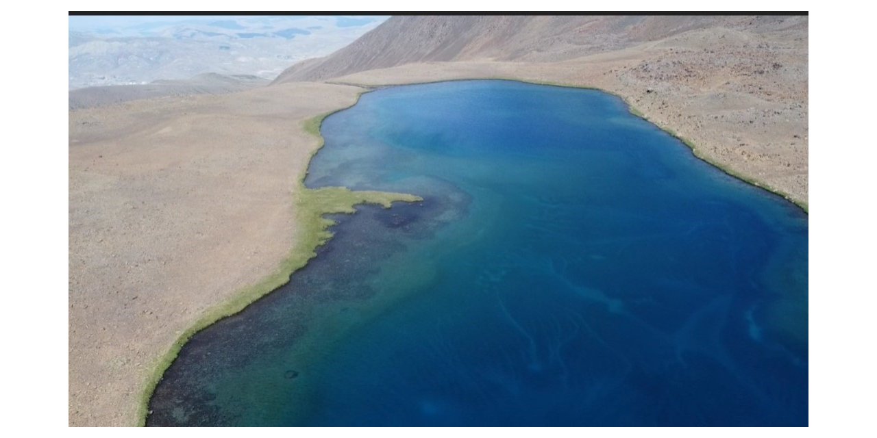 3 bin rakımda bulunan gölün soğuk suyunda serinlediler