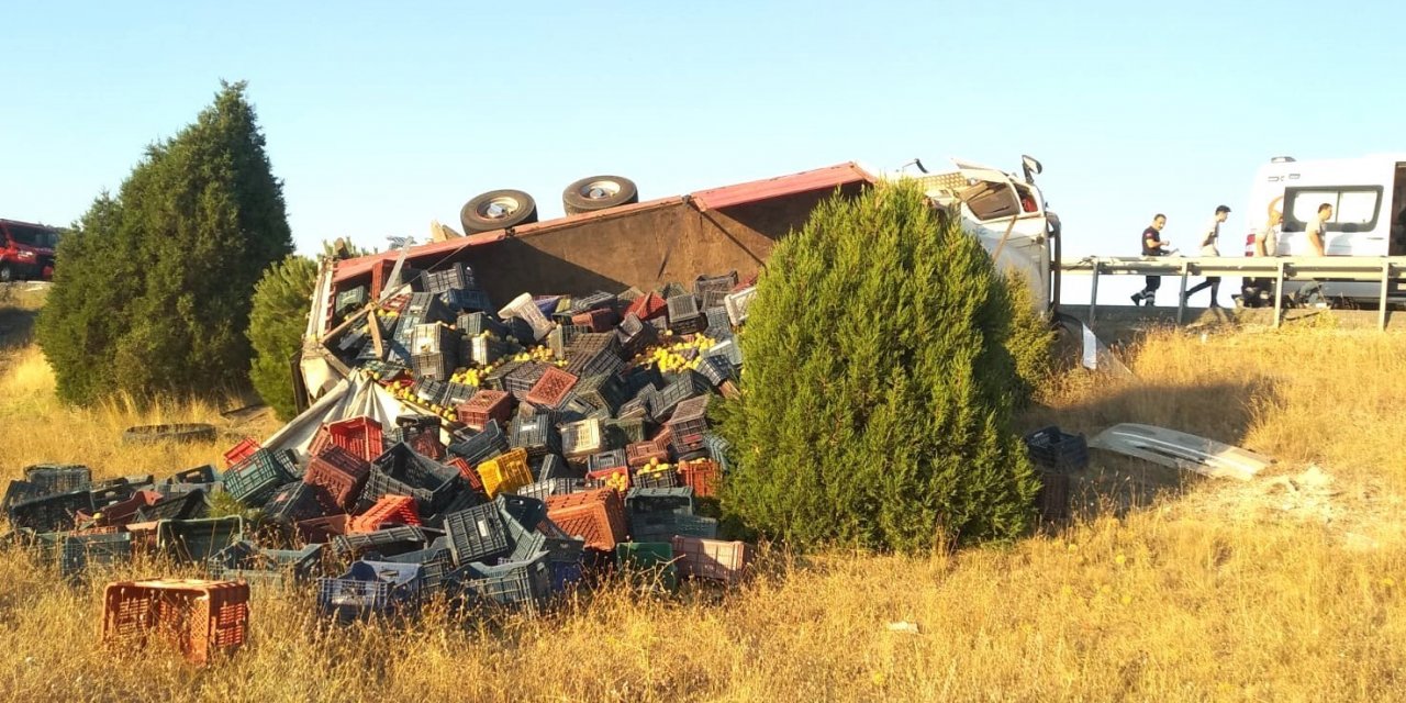 Kütahya’da limon yüklü tır devrildi: 1 yaralı