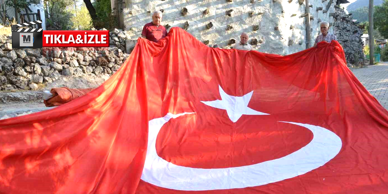 Antalya Konya yolundaki 54 haneli mahallede 54 metrekarelik Türk bayrağı