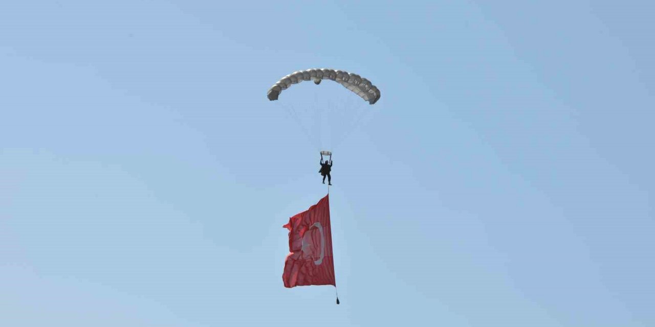 Jandarma ve TSK’dan nefes kesen paraşüt gösterisi