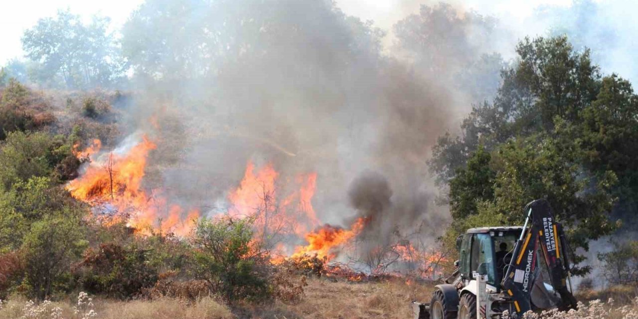 Bilecik’te orman yangınına karadan havada müdahale ediliyor