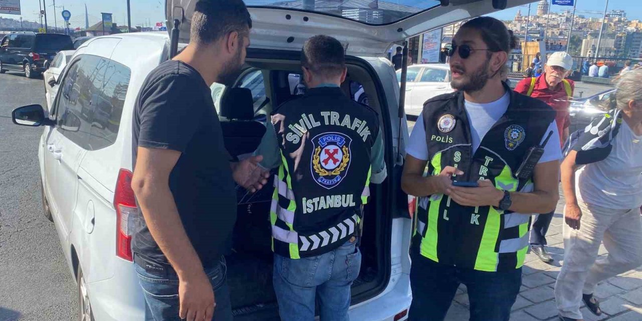 Turistle pazarlık yapınca çalışma belgesi iptal edildi, sinirlenen taksici aracına vurdu